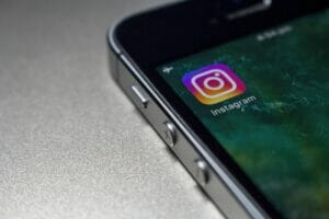 b2b Instagram tips app on phone